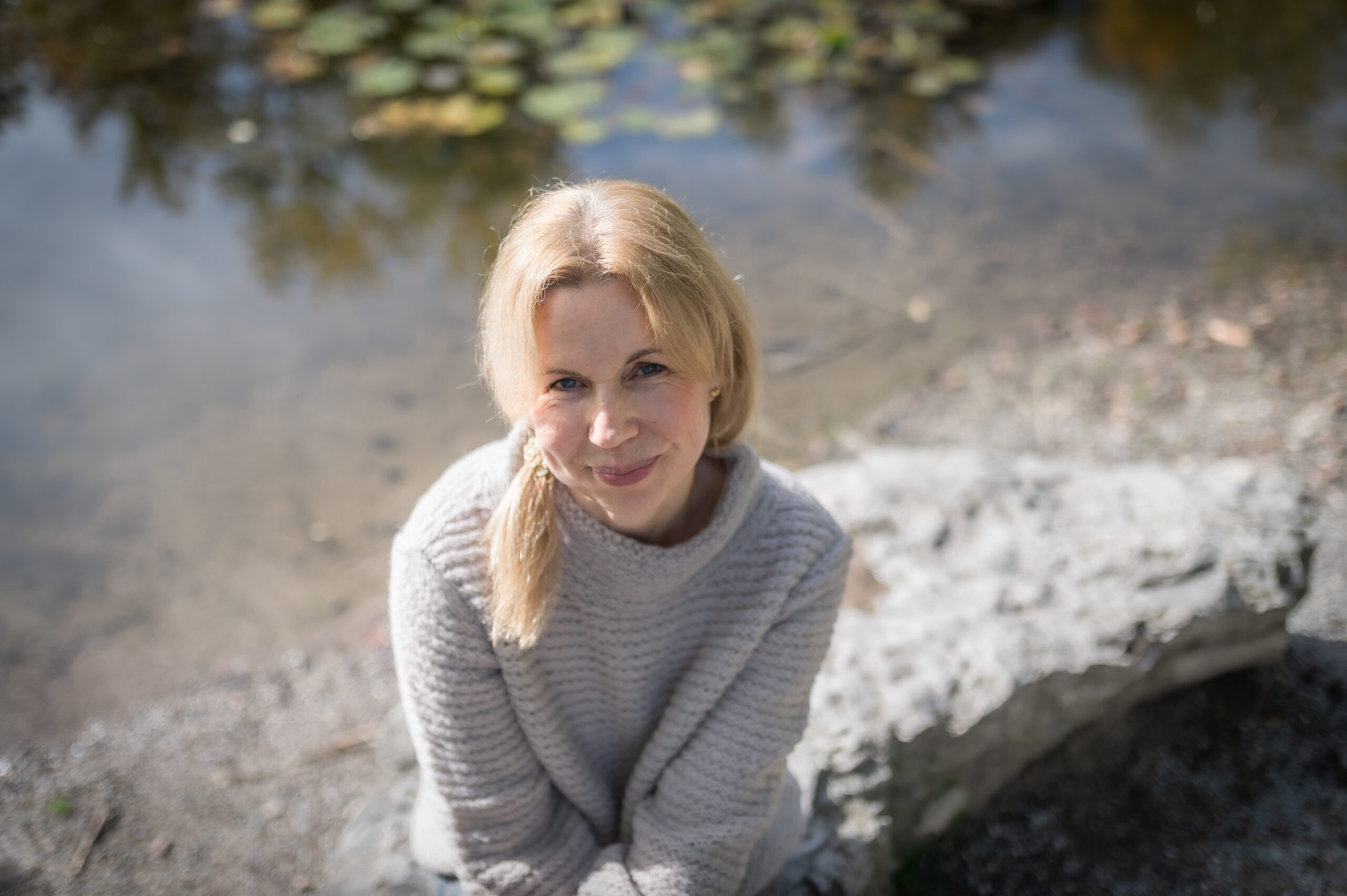 Evelyn Steppat in ruhiger Natur als Symbol für Prävention und gesundes Älterwerden
